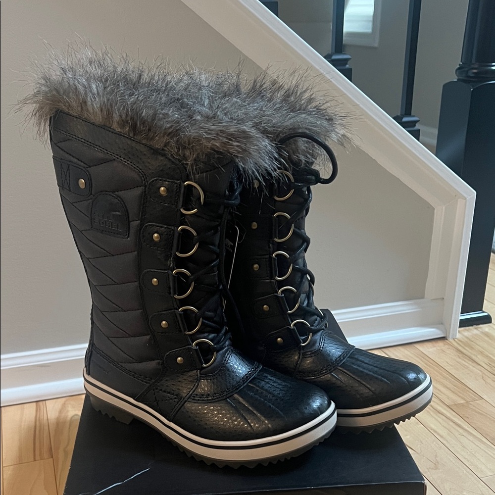 Women’s Sorel Black Fur-Trimmed Tofino II Lace-Up Boots.